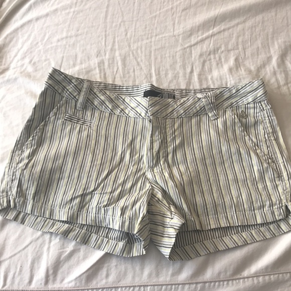 Volcom shorts - Picture 2 of 4